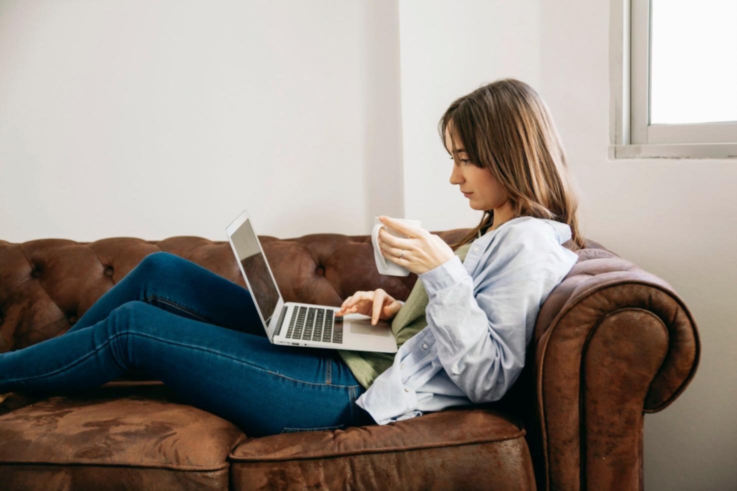 Arbeitsplatz mit Schreibutensilien und Notizen