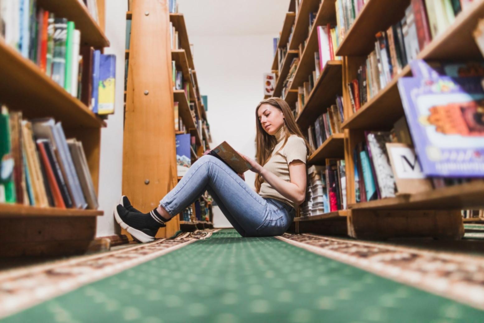 Gemütlicher Kursraum mit Büchern und Schreibmaterialien